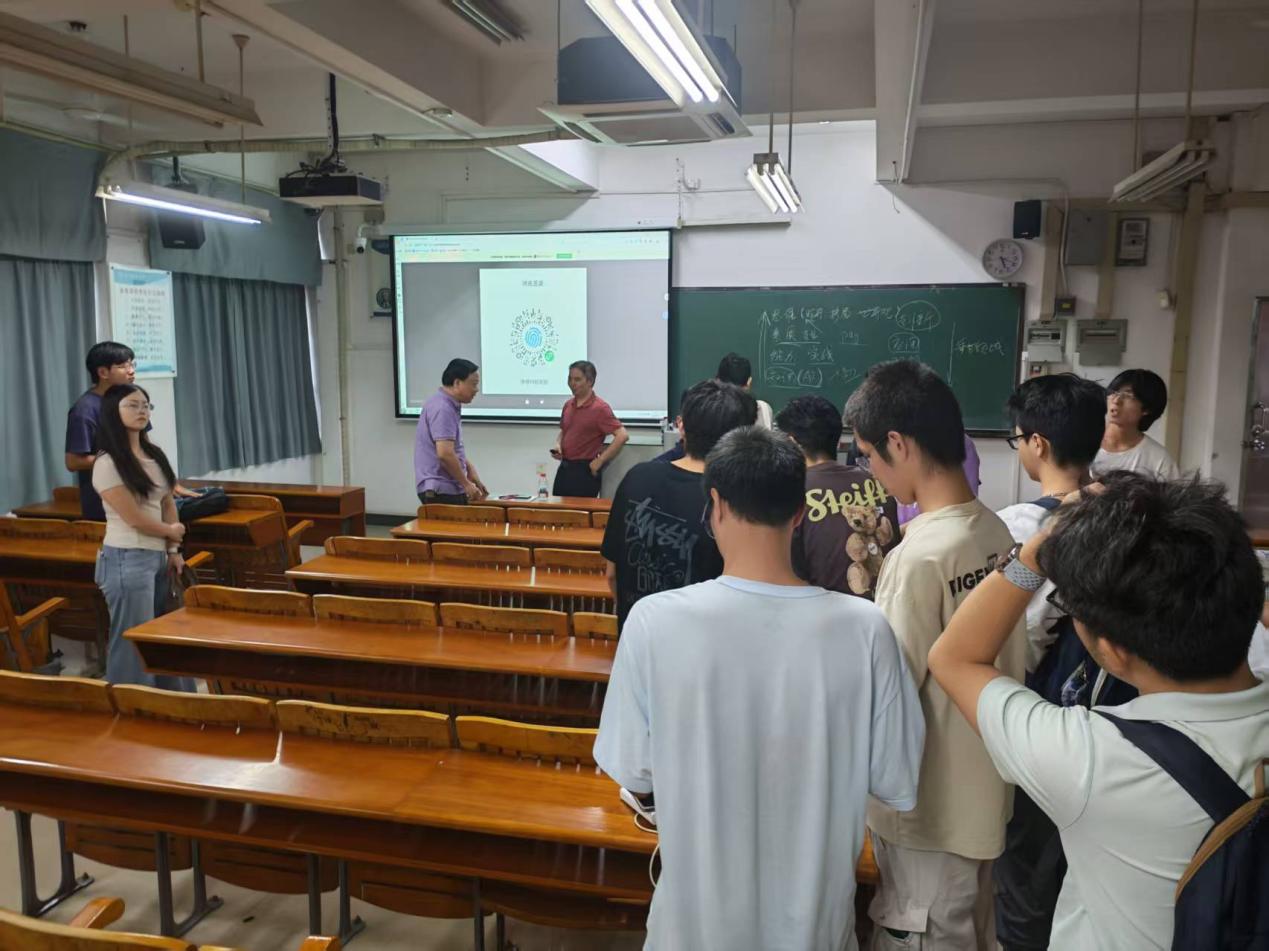 （图2：罗云瀚教授与现场师生互动交流）